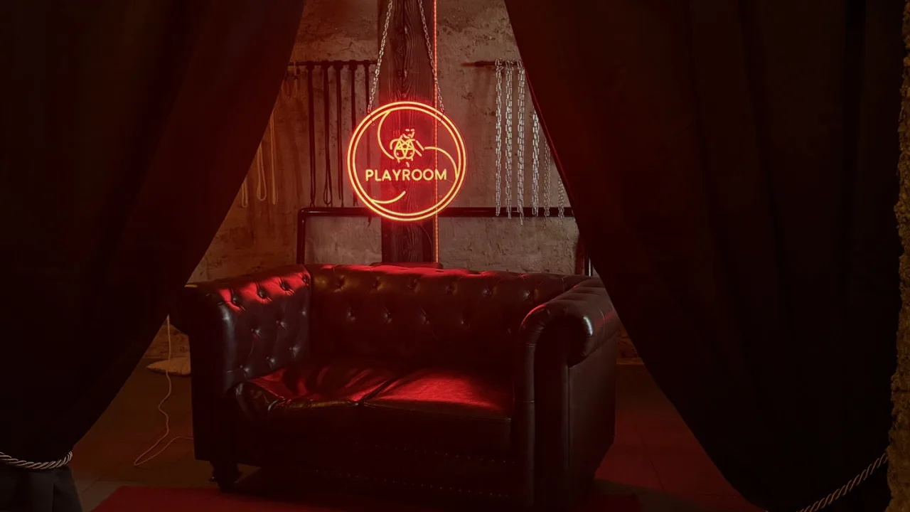 Video Playroom Prague — dark luxe interiér