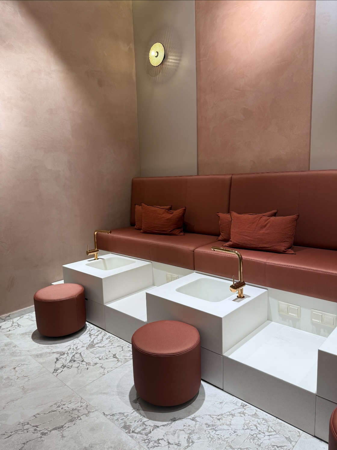 Interiér studia Nail Jardin — pedikérský lounge
